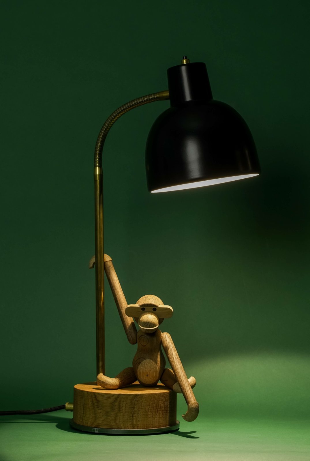 M2 Bordlampe Eg/Messing fra Milán Belysning